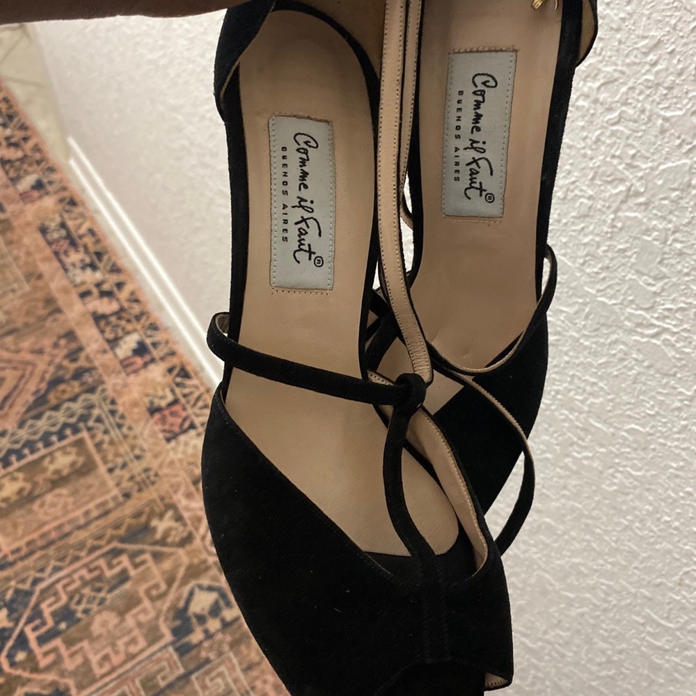 Comme ll Faut -Gamuza Negra Strap heel black peep toe